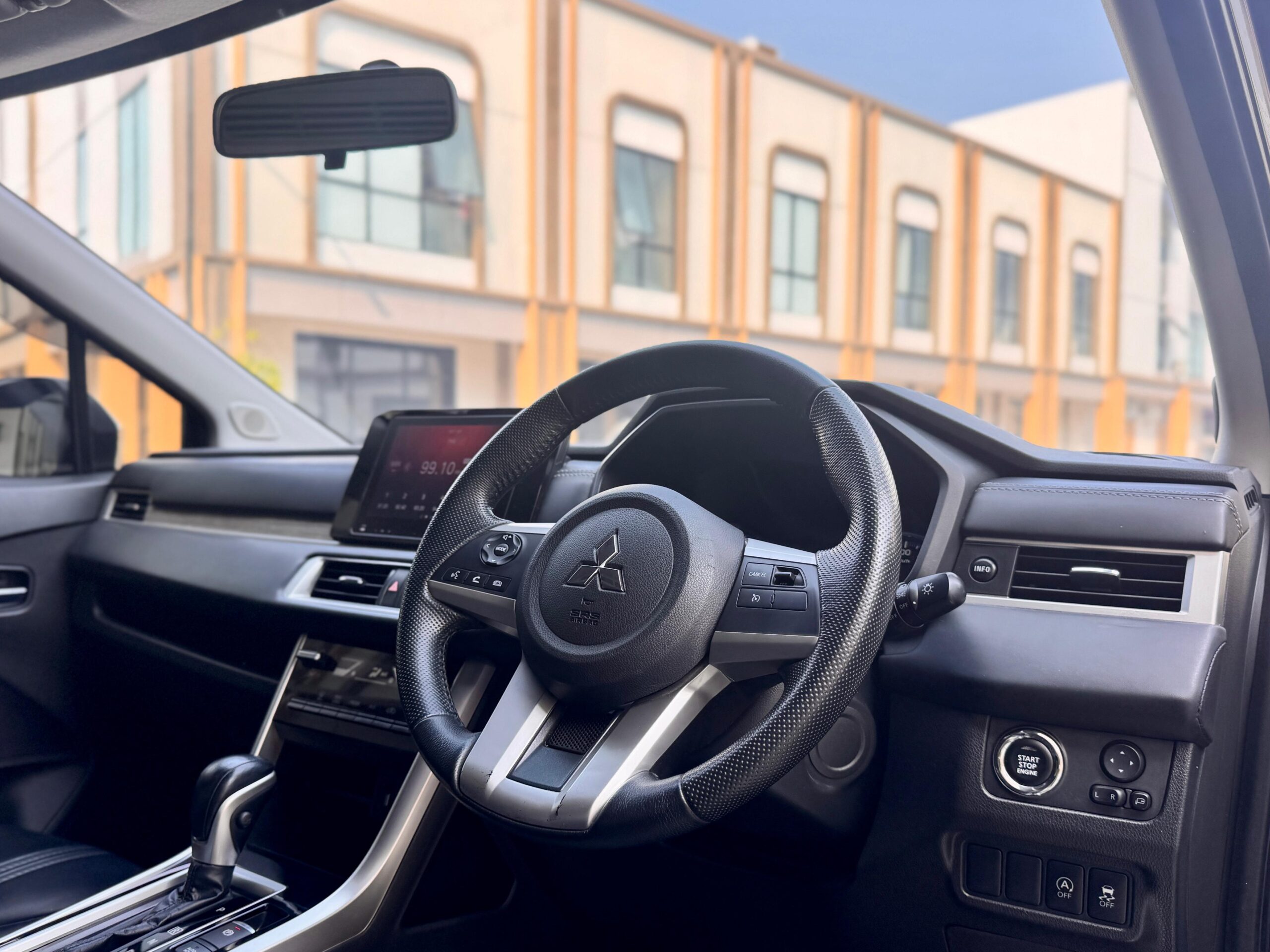 XPANDER ULTIMATE CVT ABU 2022 - Gambar 11