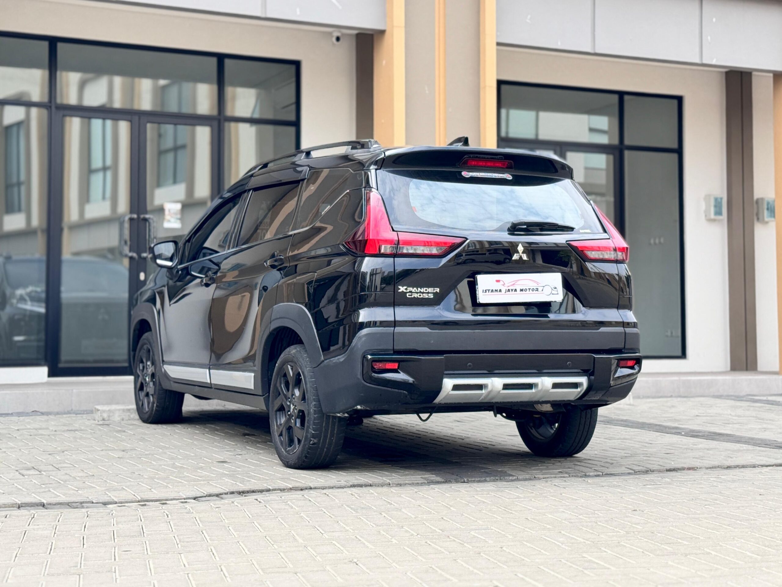 XPANDER CROSS PREMIUM CVT HITAM 2022 - Gambar 5