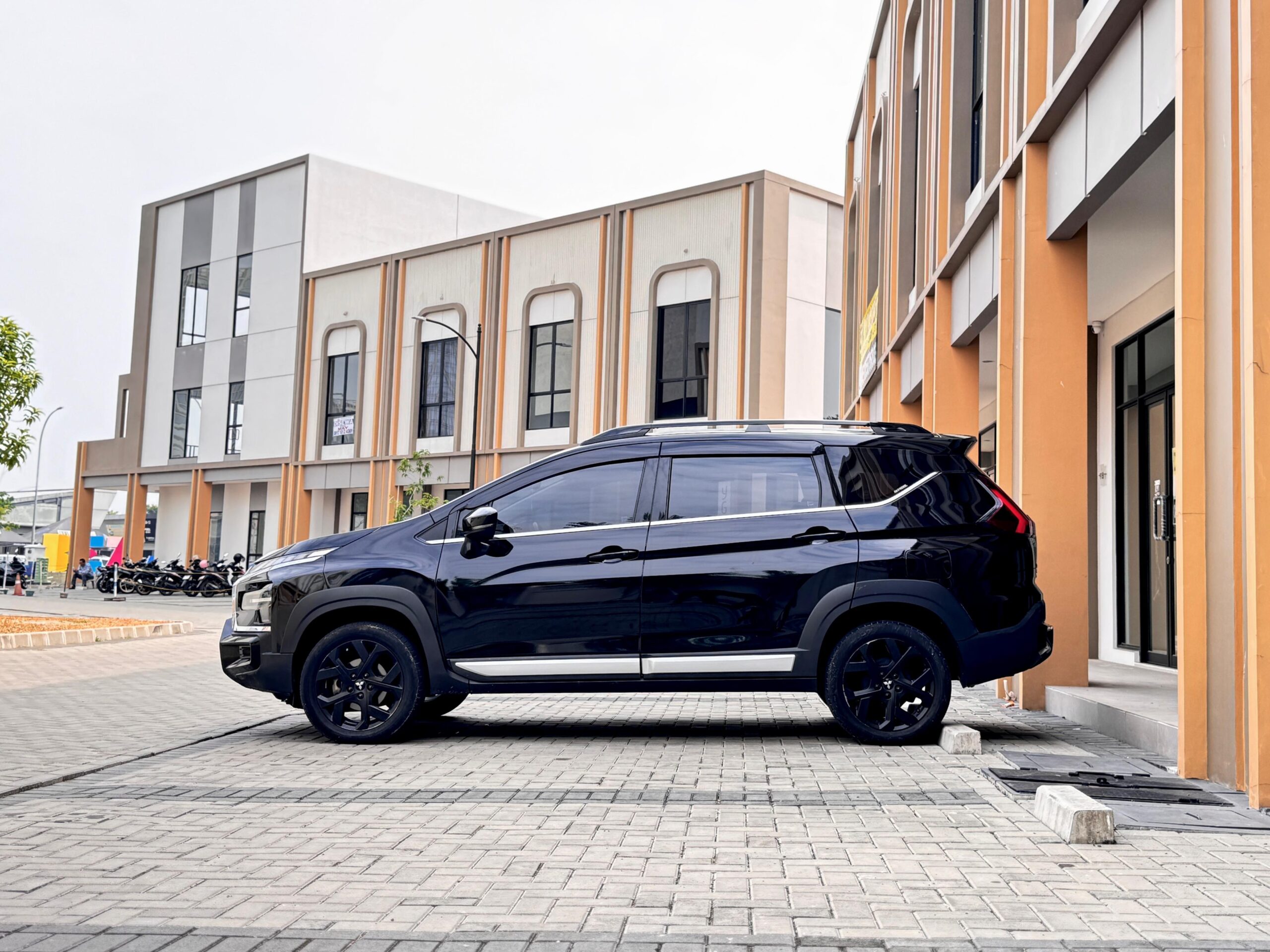 XPANDER CROSS PREMIUM CVT HITAM 2022 - Gambar 7