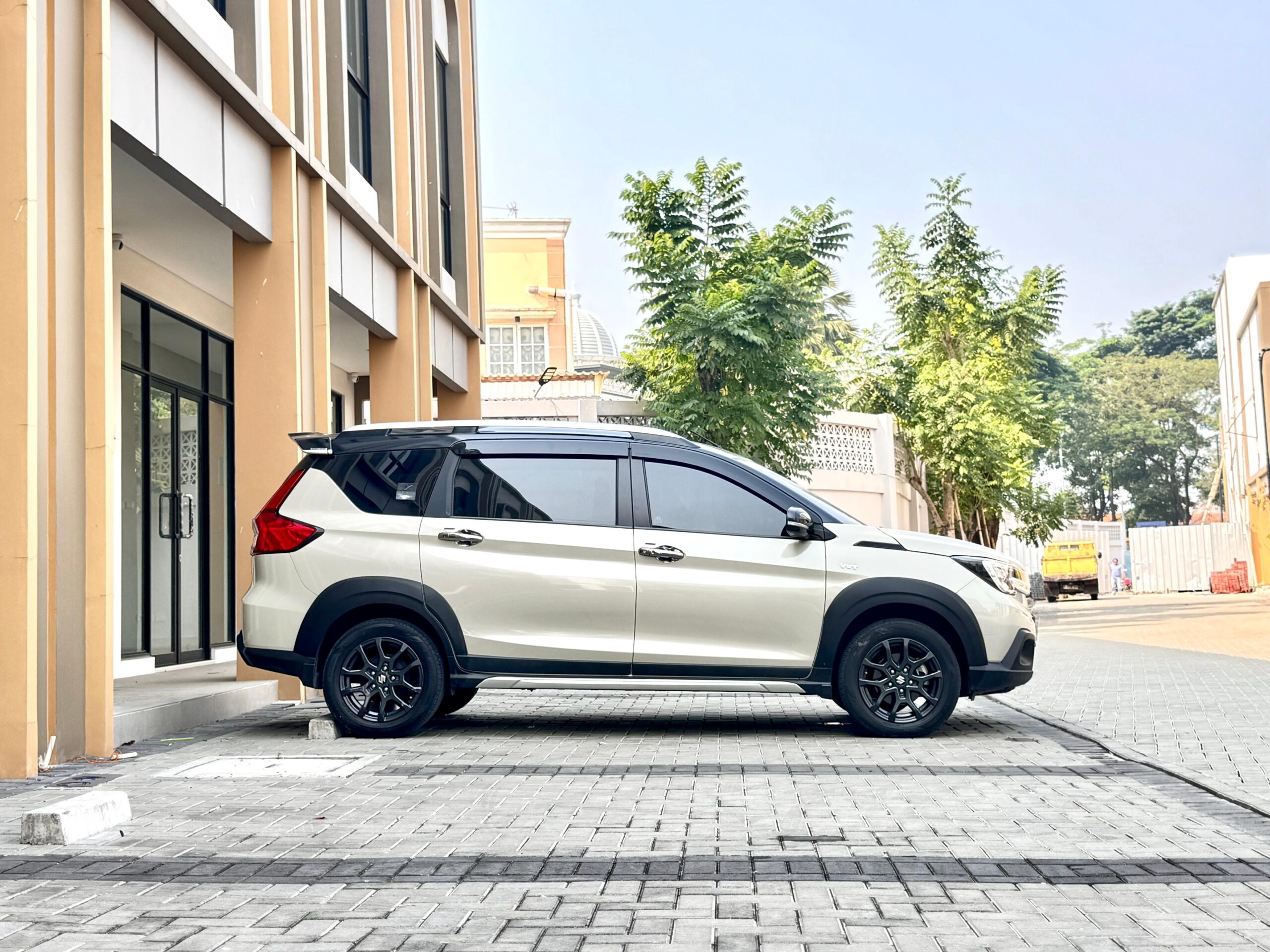 XL7 ALPHA HYBRID AT SANDKHAKI 2023 - Gambar 8