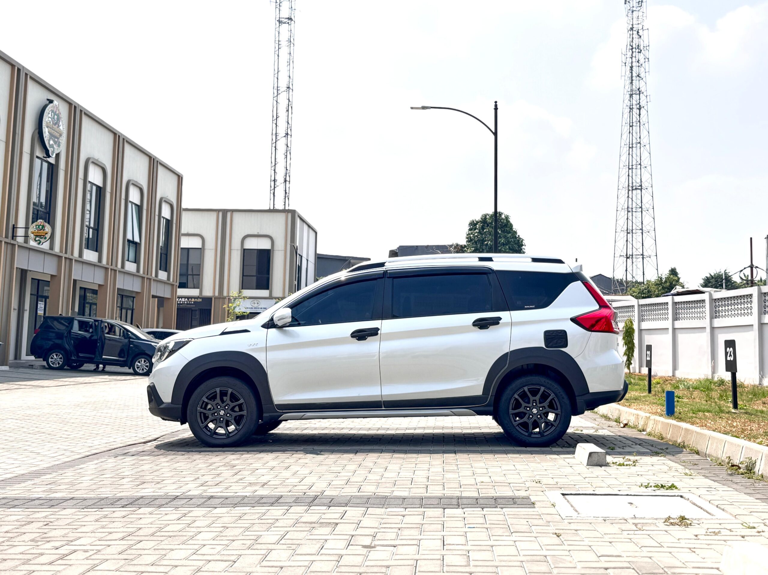 XL7 BETA HYBRID AT PUTIH 2023 - Gambar 7