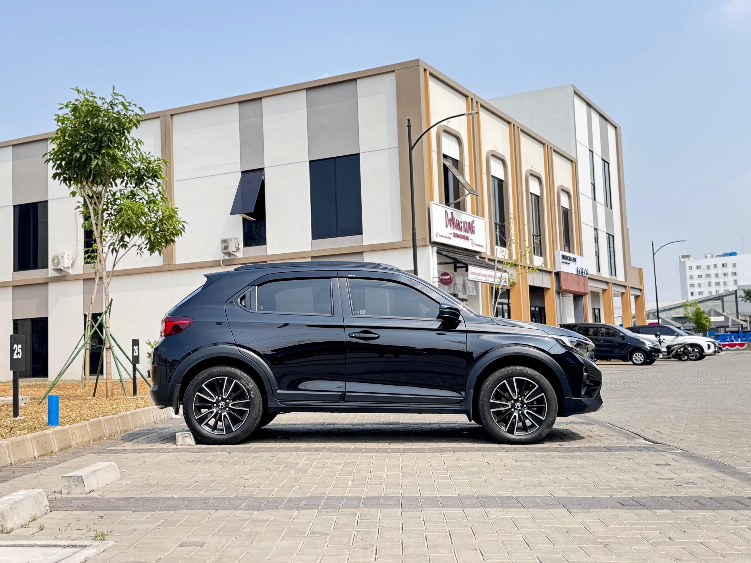 WRV RS SENSING CVT HITAM 2023 - Gambar 8