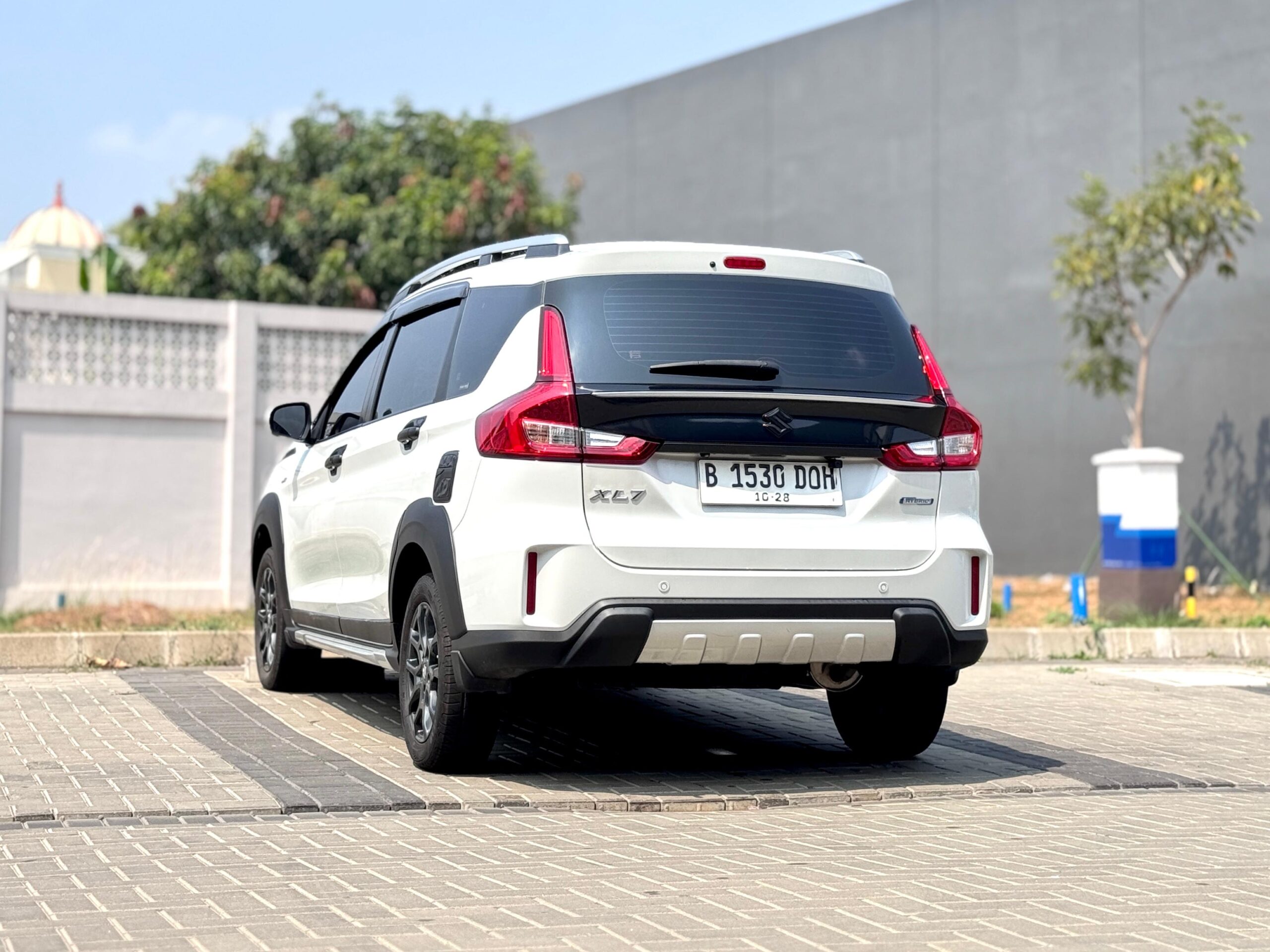 XL7 BETA HYBRID AT PUTIH 2023 - Gambar 5