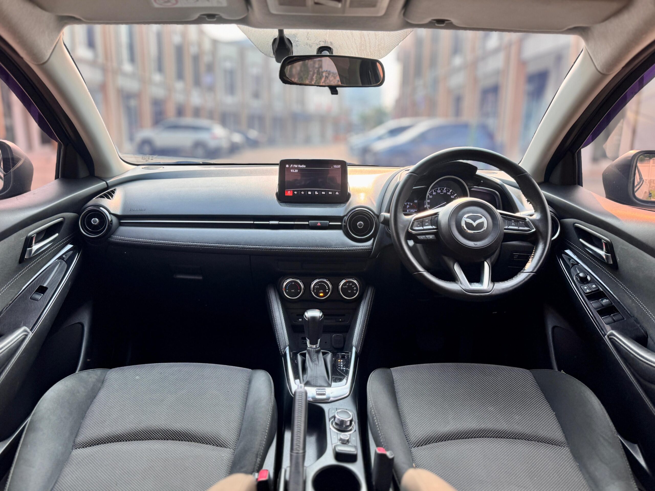 MAZDA 2 R AT HITAM 2017 - Gambar 10