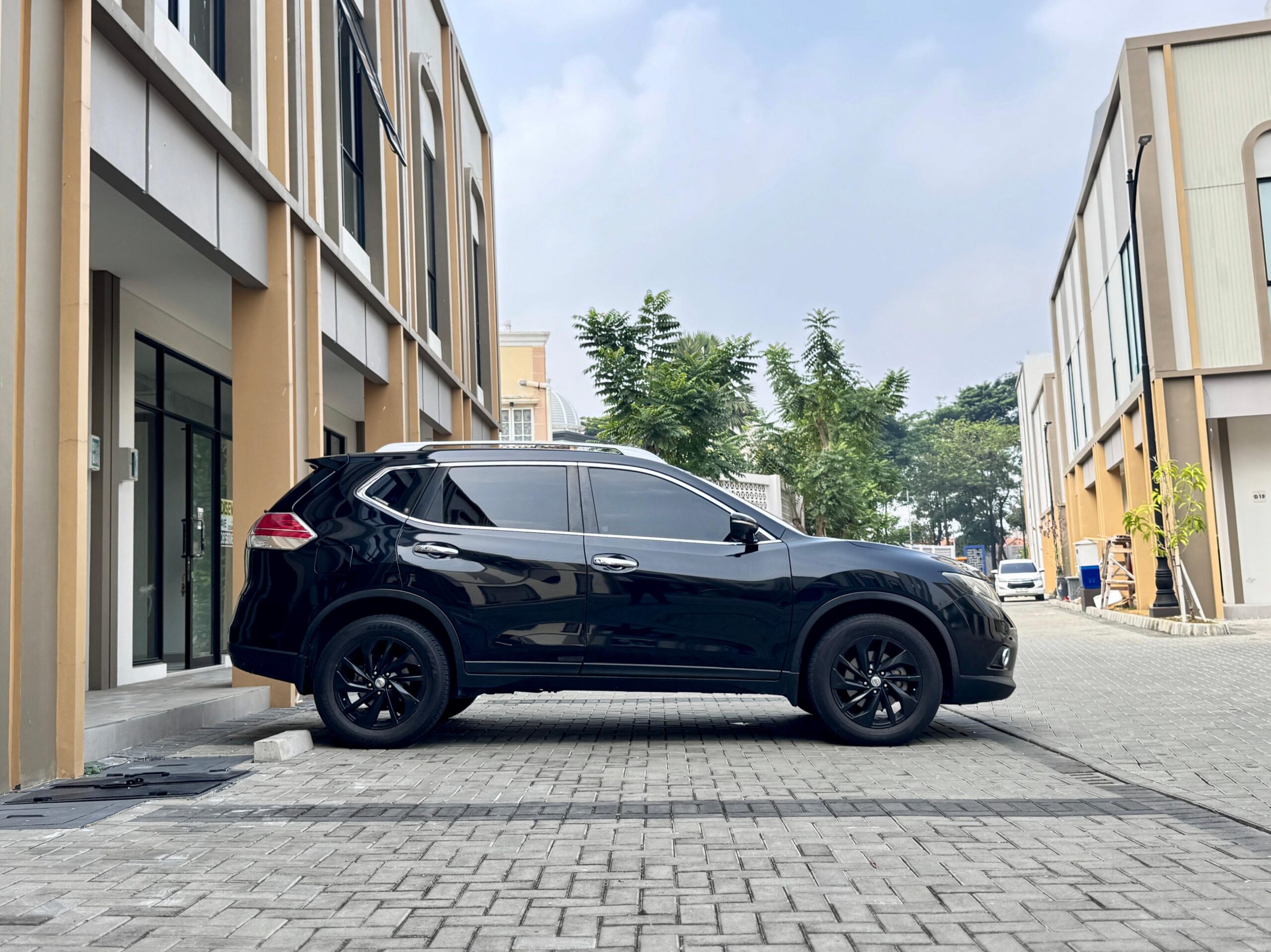 XTRAIL 2.0 AT HITAM 2017 - Gambar 5