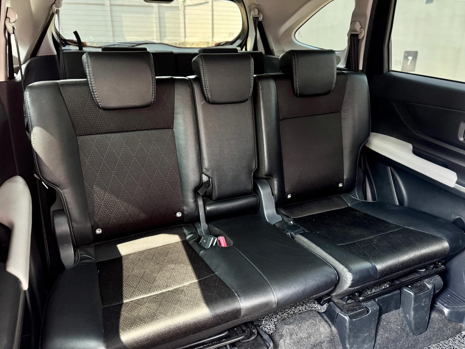 AVANZA VELOZ 1.5 Q CVT HITAM 2023 - Gambar 15