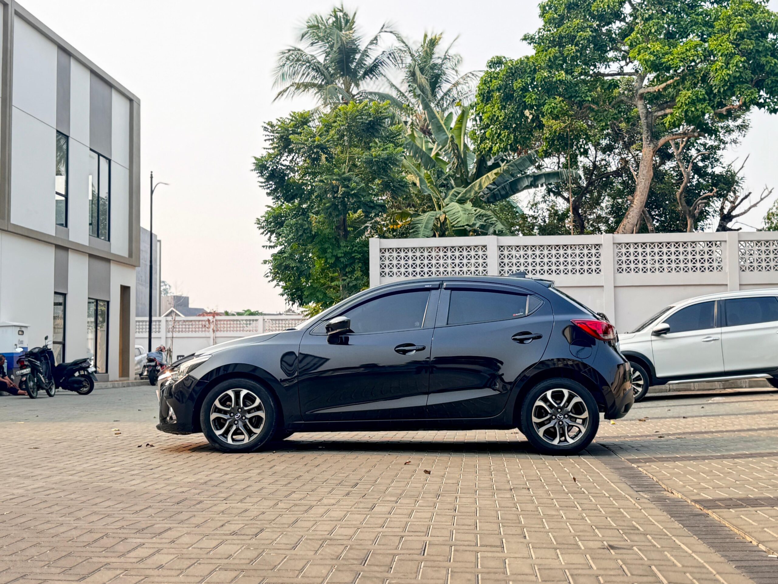MAZDA 2 R AT HITAM 2017 - Gambar 8