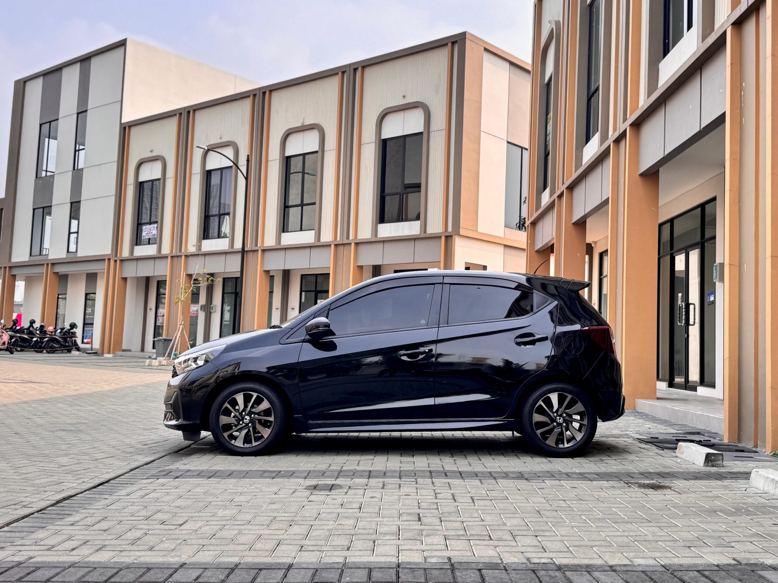 BRIO RS AT HITAM 2025 - Gambar 7