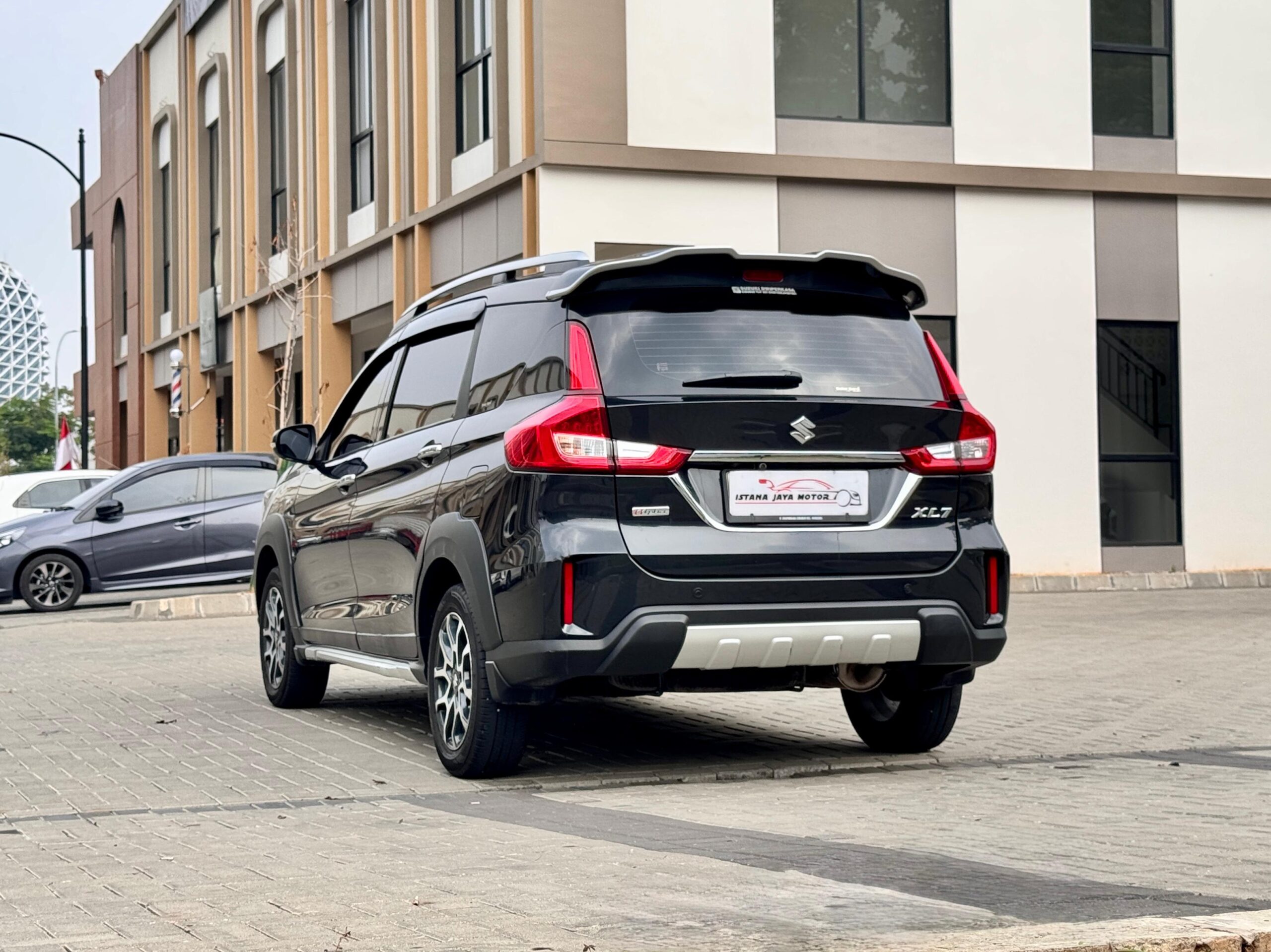 XL7 ALPHA AT HITAM 2023 - Gambar 5