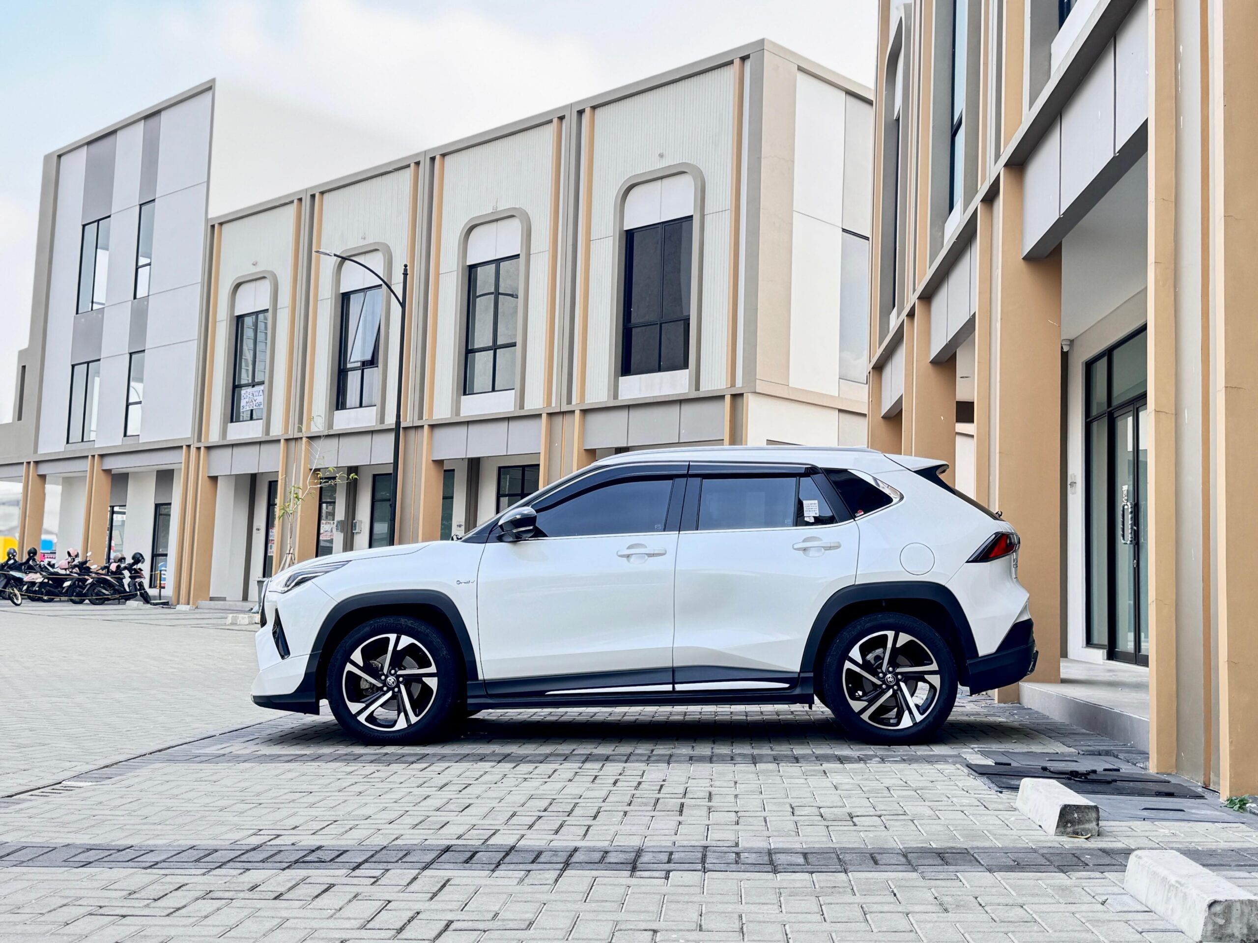 YARIS CROSS S GR HV TSS PUTIH 2025 - Gambar 7