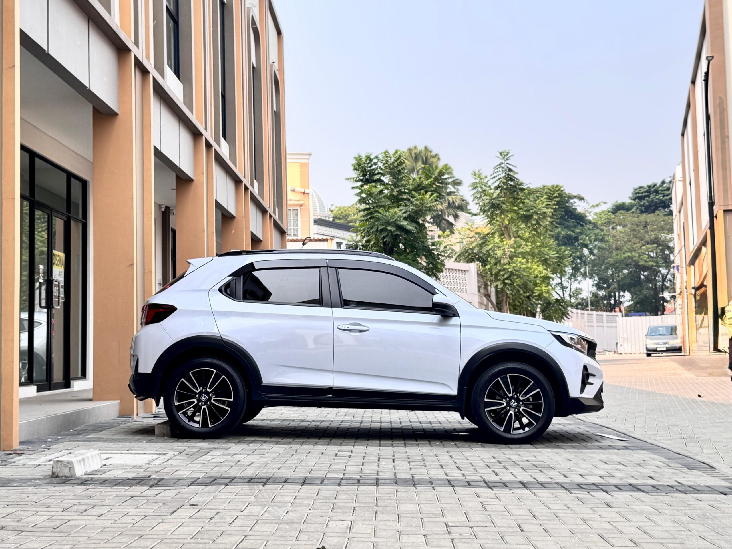 WRV RS SENSING CVT PUTIH 2023 - Gambar 8