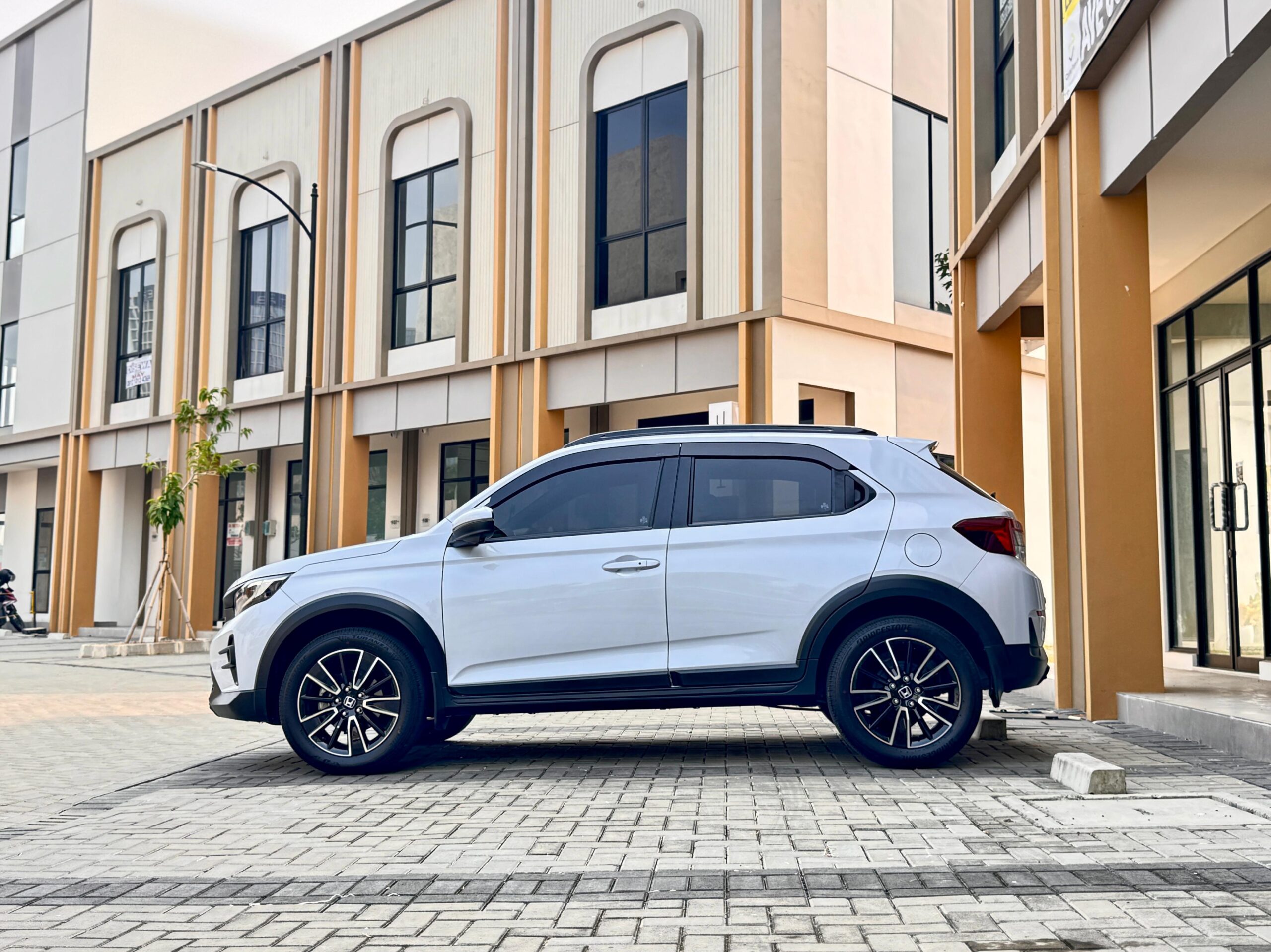 WRV RS SENSING CVT PUTIH 2023 - Gambar 7