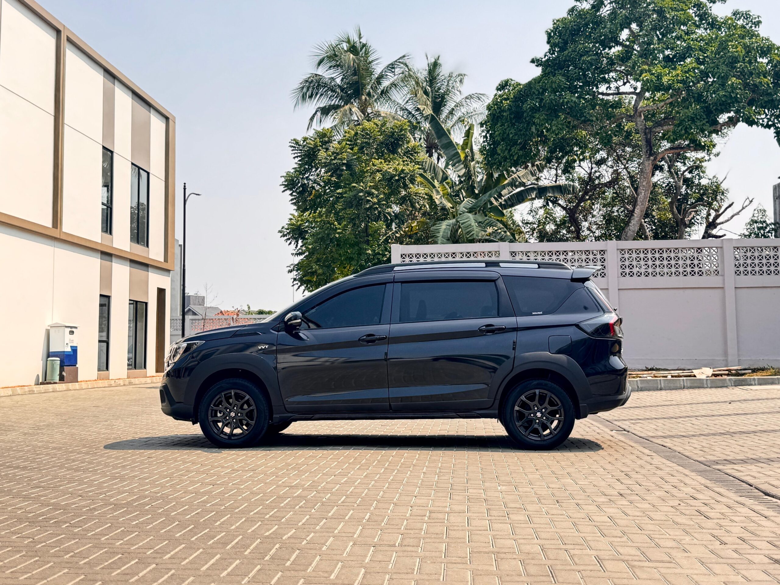 XL7 ALPHA KURO HYBRID AT HITAM 2026 - Gambar 6