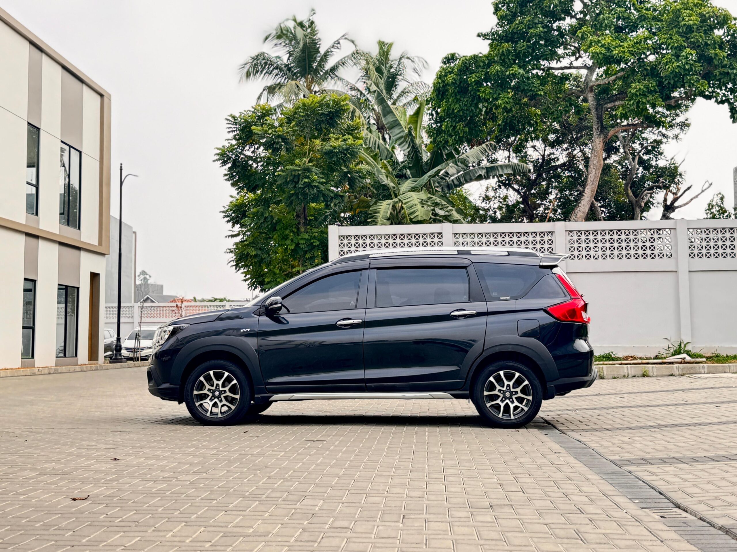 XL7 ALPHA AT HITAM 2023 - Gambar 8