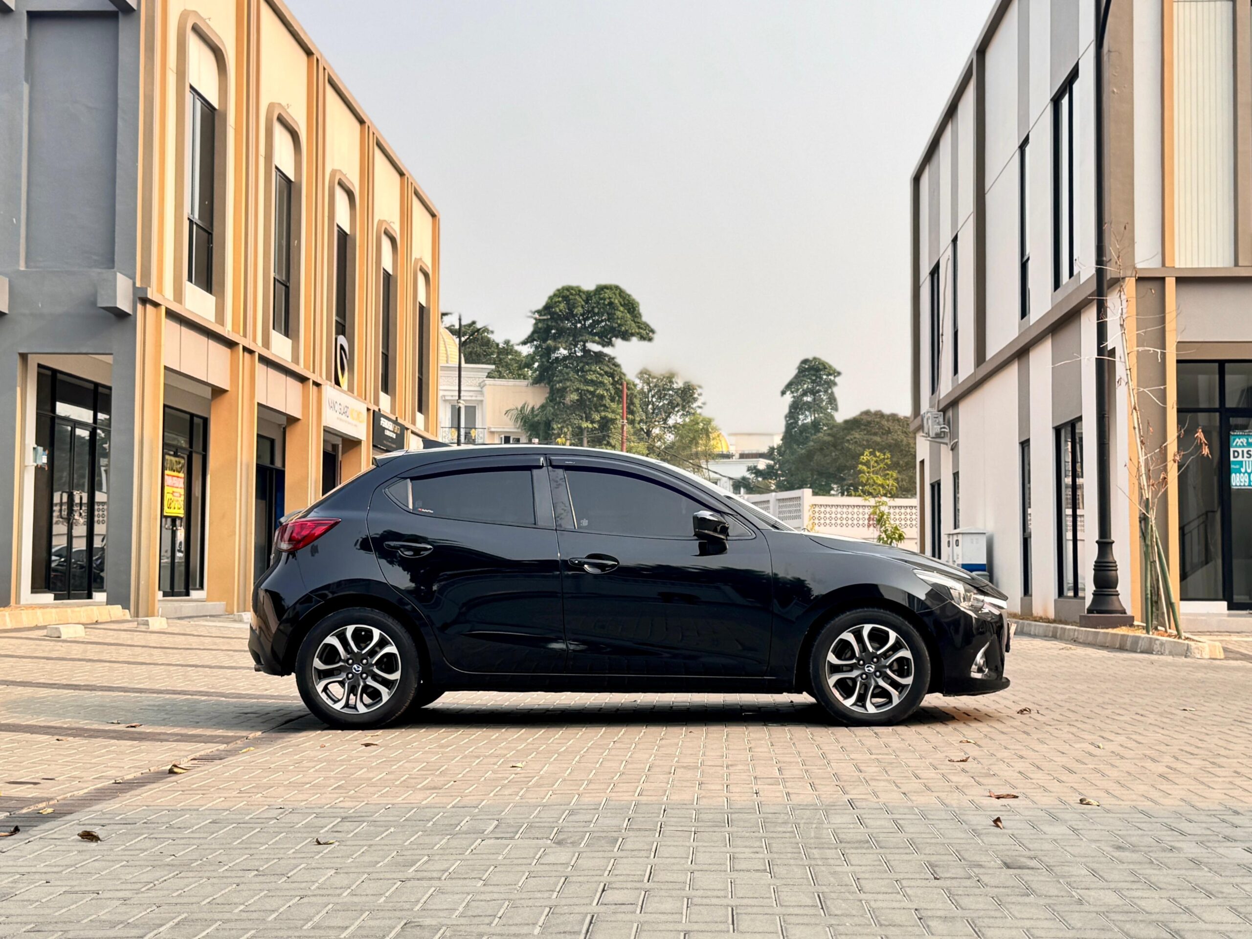 MAZDA 2 R AT HITAM 2017 - Gambar 7